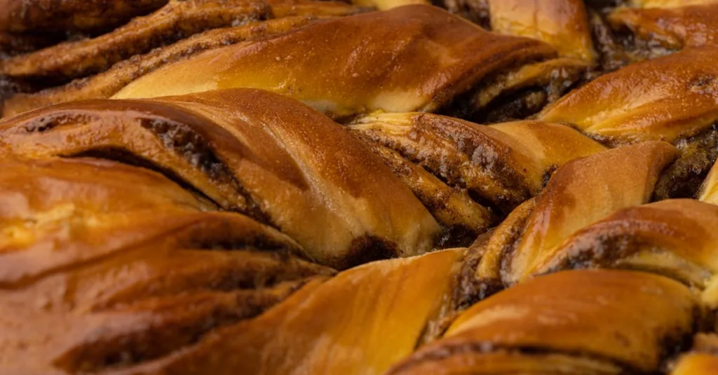 découvrez les meilleures méthodes pour conserver votre brioche fraîche plus longtemps et préserver son moelleux et sa saveur.