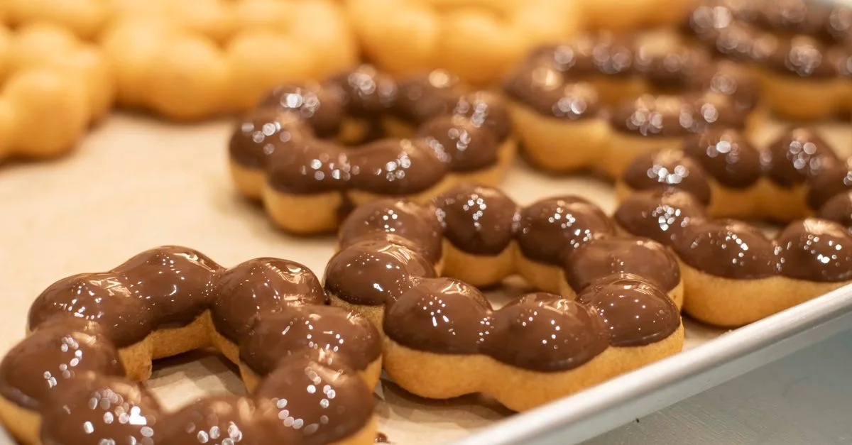 découvrez comment réaliser un glaçage au chocolat parfait pour sublimer vos desserts avec une texture lisse et brillante.