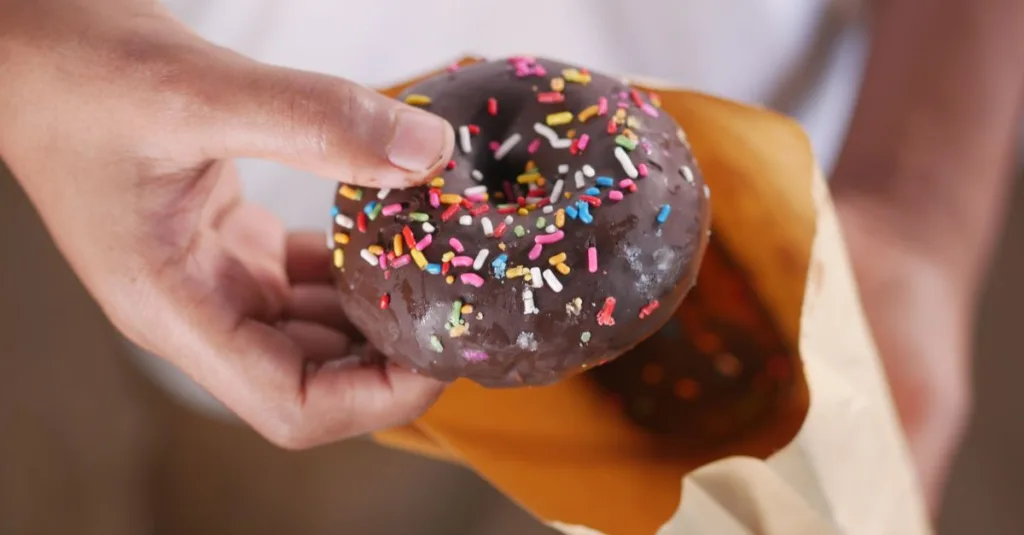 découvrez comment préparer un glaçage au chocolat onctueux et brillant pour sublimer vos desserts avec goût et élégance.