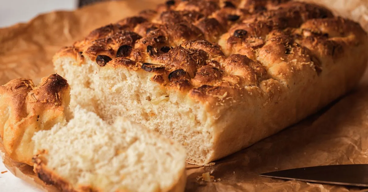 découvrez la recette traditionnelle de la focaccia italienne, une délicieuse gourmandise moelleuse, parfaite pour accompagner vos repas ou être dégustée en apéritif.