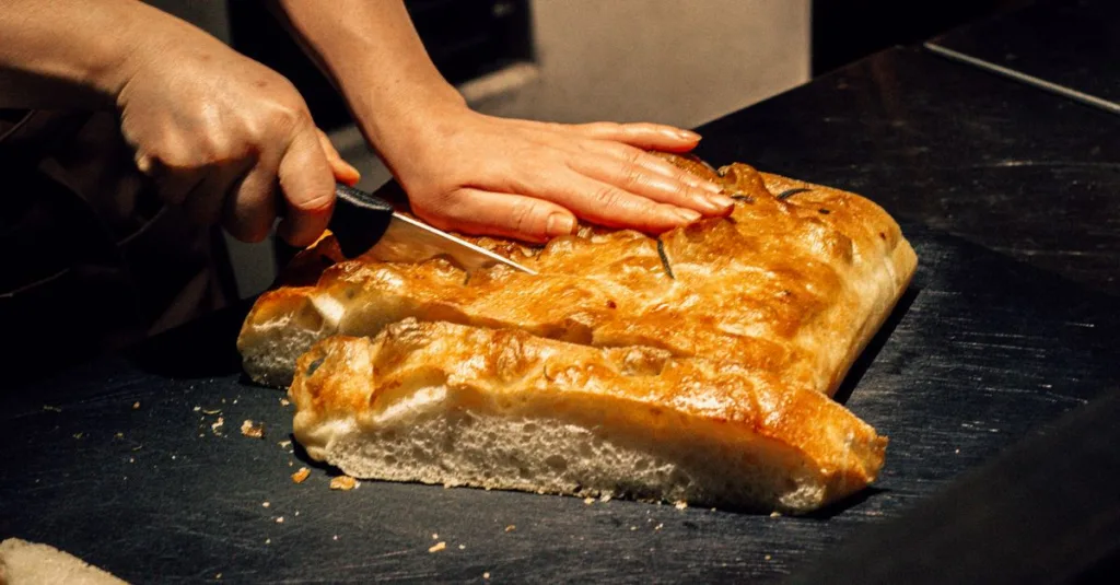 découvrez la recette traditionnelle de la focaccia, un pain italien moelleux et savoureux, parfait pour accompagner vos repas ou pour une collation gourmande.