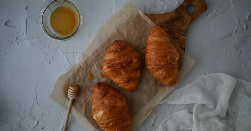 découvrez comment l'incorporation du miel dans la pâte à brioche peut sublimer sa douceur et sa texture pour une viennoiserie délicieusement moelleuse.
