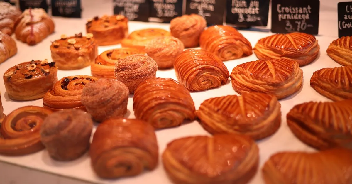 découvrez la texture et la fermeté du kouign-amann, cette pâtisserie bretonne au caramel croquant et au cœur fondant.