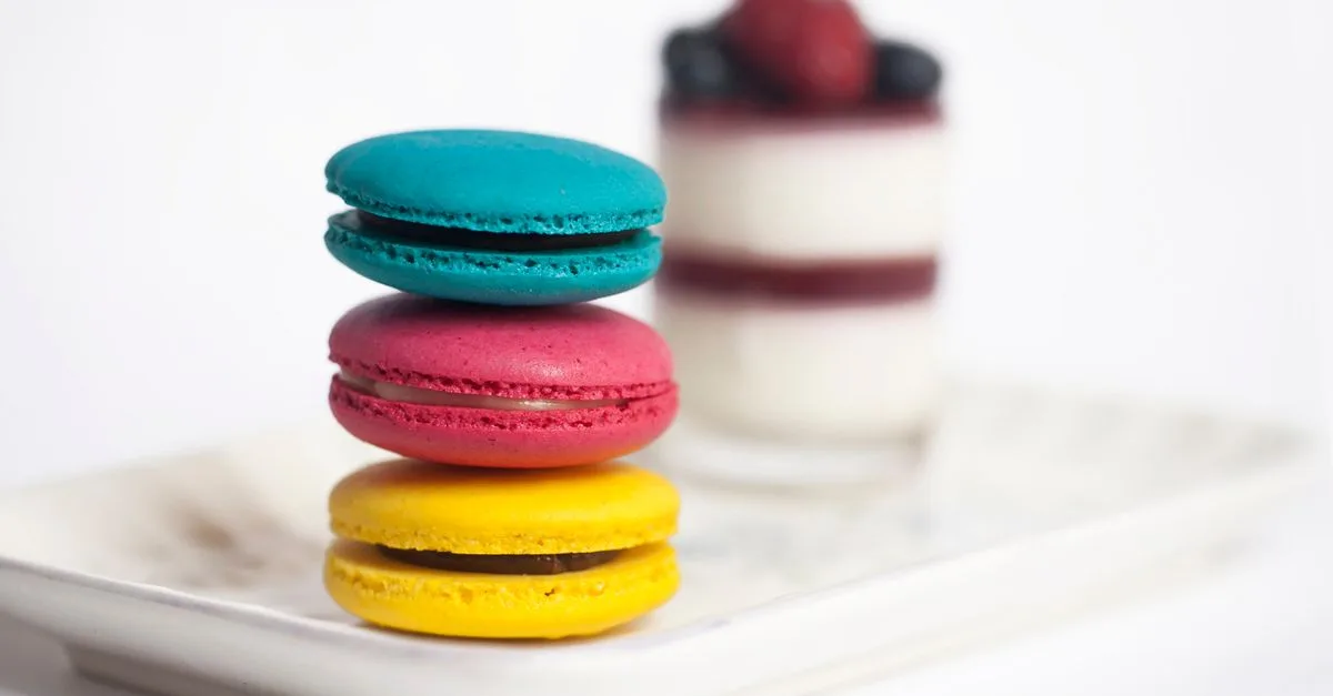 découvrez les causes du craquelage des macarons et apprenez des astuces pour obtenir des coques parfaitement lisses et réussies à chaque fournée.