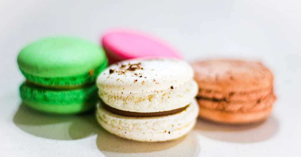 découvrez les astuces efficaces pour éviter que vos macarons ne craquent et réussir des coques parfaites à chaque fournée.