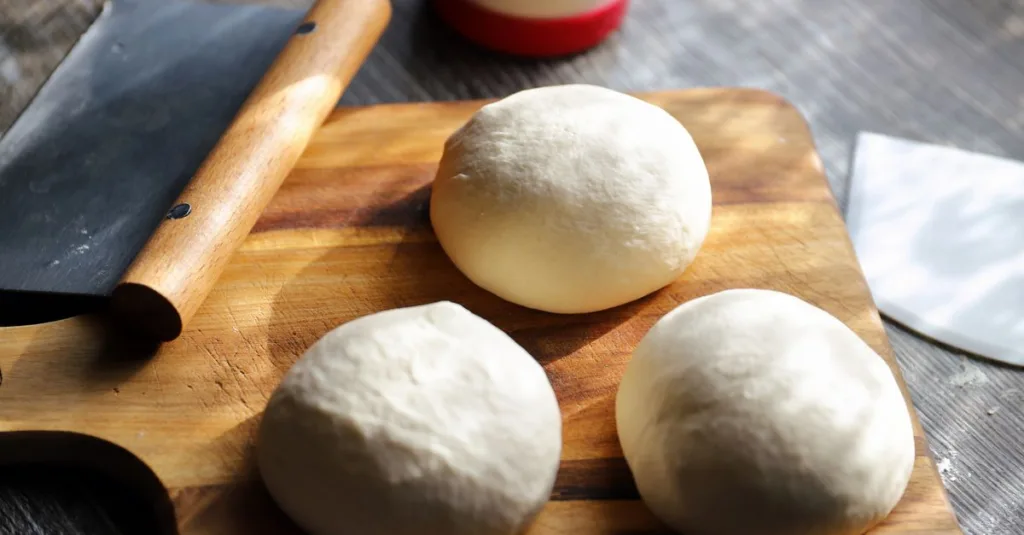 la levure de boulanger est un agent de fermentation essentiel utilisé pour faire lever le pain et autres produits de boulangerie, apportant légèreté et texture parfaite.