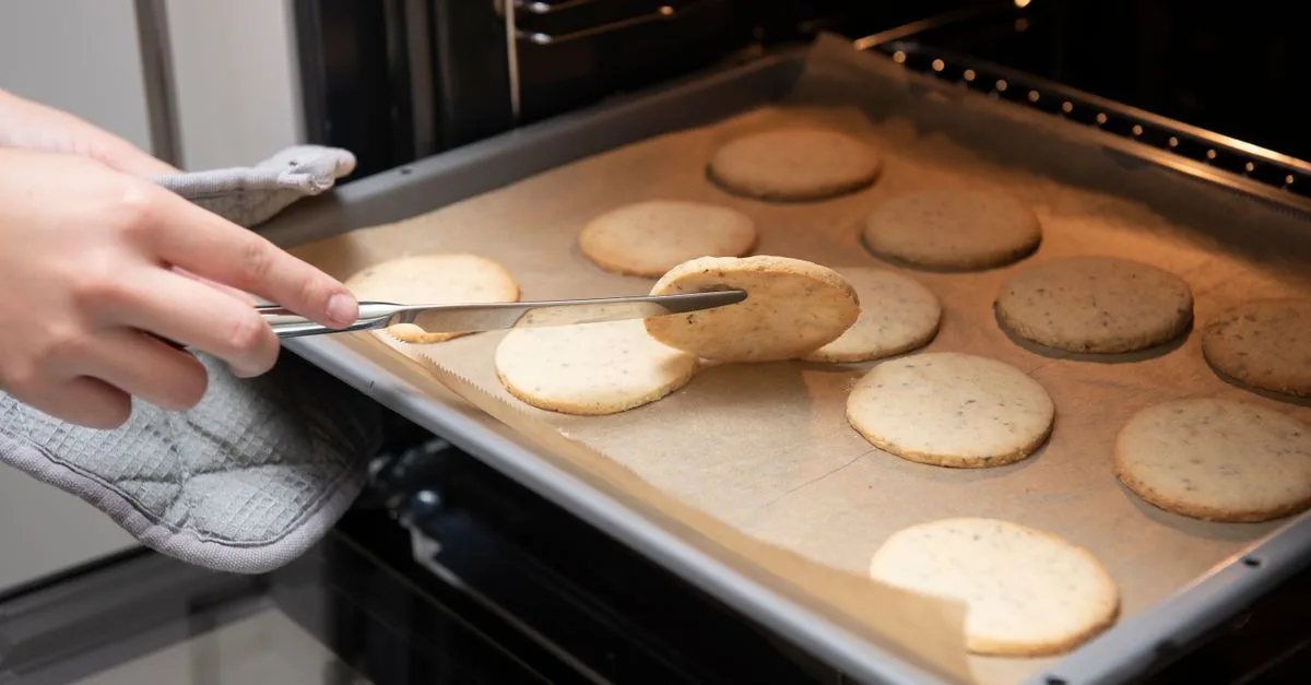 découvrez les températures de cuisson idéales pour réussir toutes vos recettes de pâtisserie, du gâteau moelleux aux biscuits croustillants.