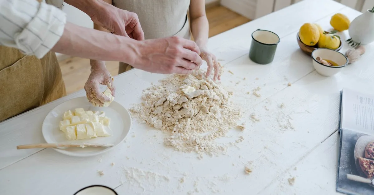 découvrez la quantité idéale de beurre à utiliser dans la pâte à brioche pour obtenir une texture moelleuse et un goût riche.