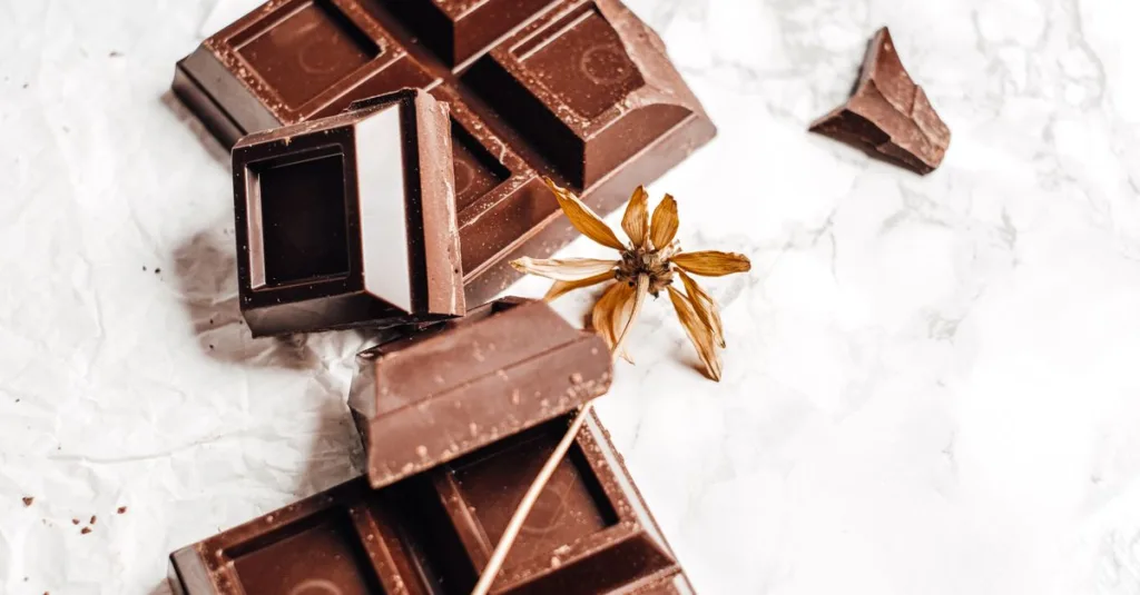 découvrez les techniques de tempérage du chocolat pour obtenir une texture lisse, brillante et croquante, idéale pour vos créations pâtissières.