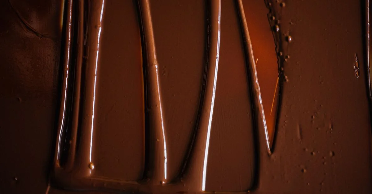 découvrez la température idéale pour tempérer le chocolat noir et obtenir une texture brillante et croquante parfaite.