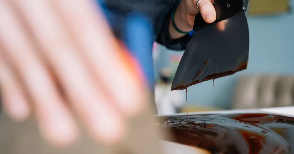 découvrez la température idéale pour le tempérage du chocolat noir et obtenez un résultat brillant et croquant parfait à chaque utilisation.