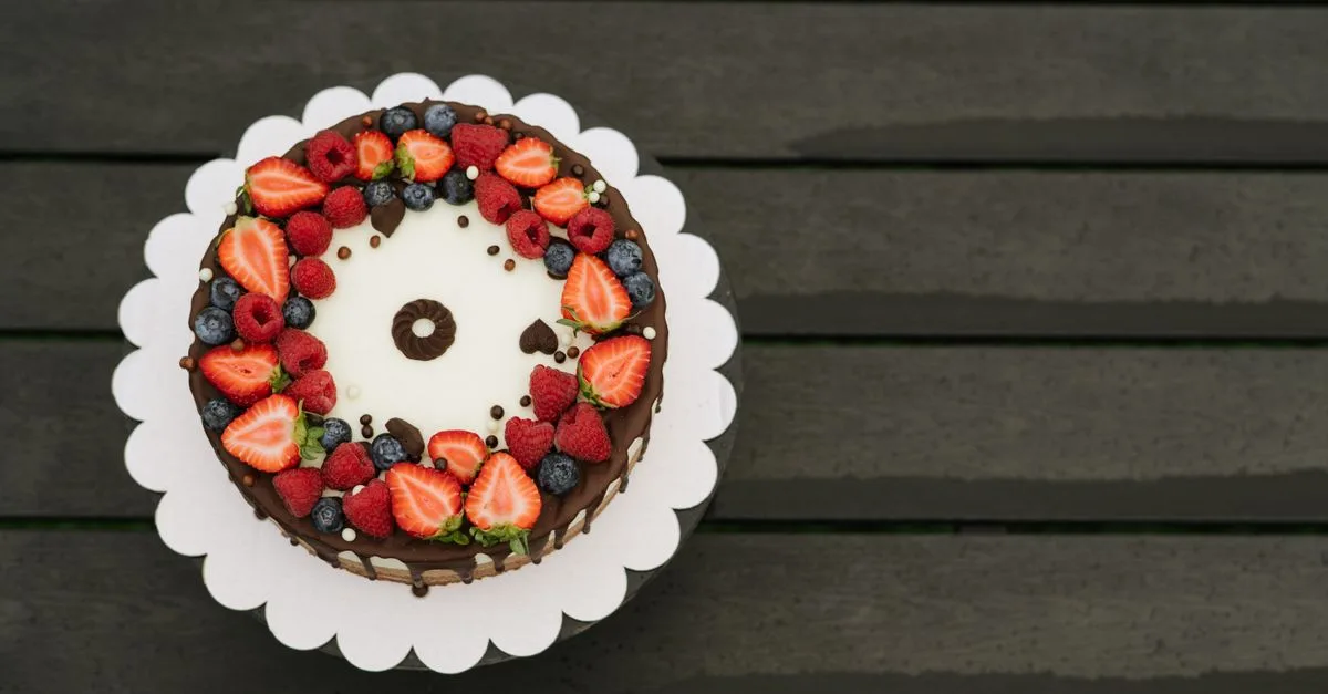 découvrez comment maîtriser le ratio parfait de la ganache pour des desserts riches et gourmands, en ajustant les proportions de chocolat et de crème selon vos envies.