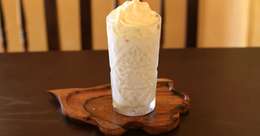 découvrez la crème fouettée, une préparation légère et aérienne idéale pour garnir vos desserts, pâtisseries et boissons.
