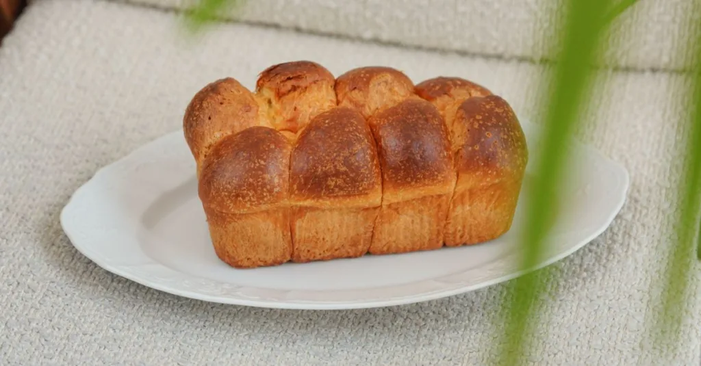 découvrez pourquoi votre brioche s’affaisse après la cuisson et apprenez à éviter ce problème grâce à des conseils simples sur la pâte, la pousse et la cuisson.