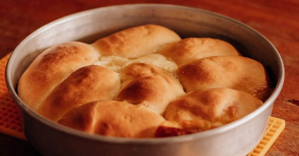 découvrez comment obtenir une croûte de brioche bien dorée et brillante grâce aux bons gestes de cuisson et de dorure.