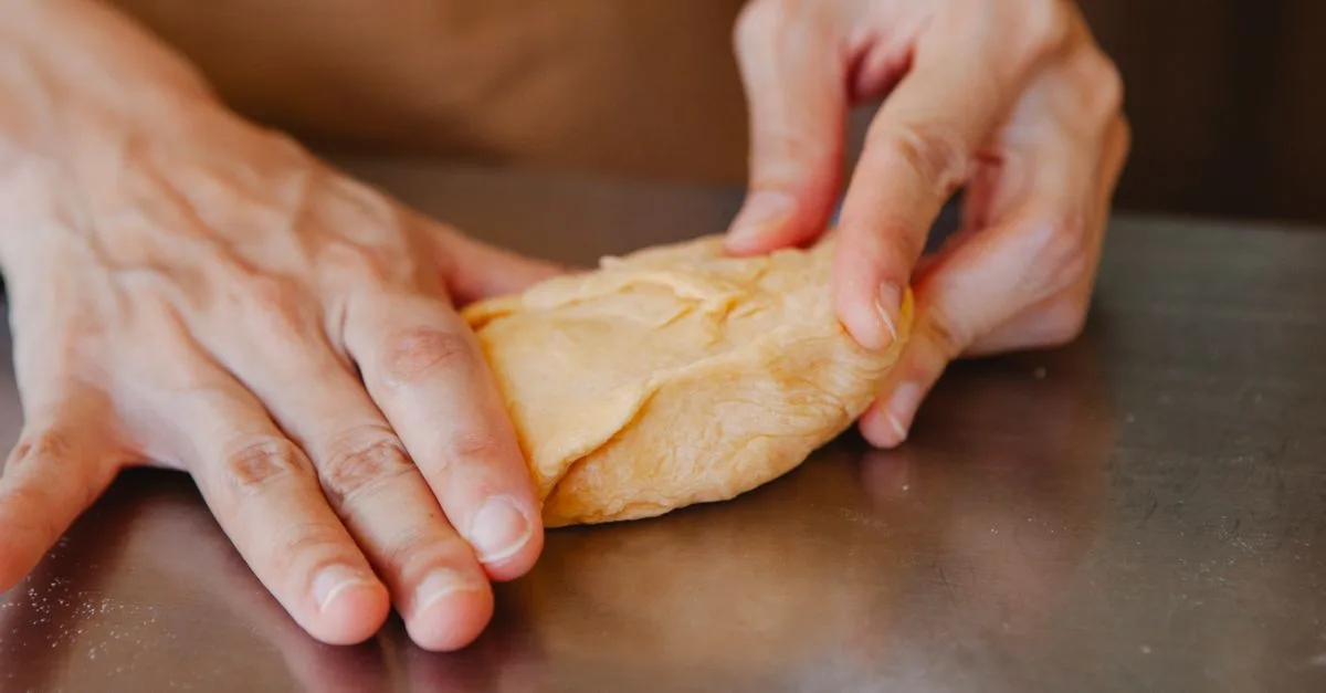 découvrez comment réaliser le test de la fenêtre pour vérifier l’élasticité et le bon pétrissage de votre pâte à brioche.