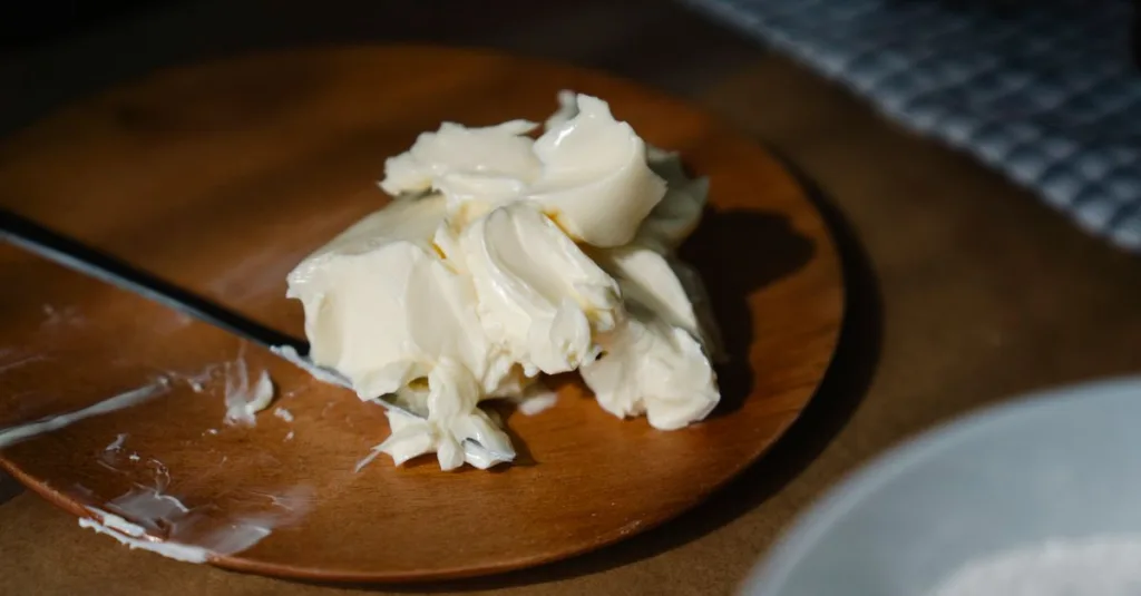 découvrez tout sur le beurre : origine, utilisation en cuisine, bienfaits et recettes savoureuses pour sublimer vos plats.