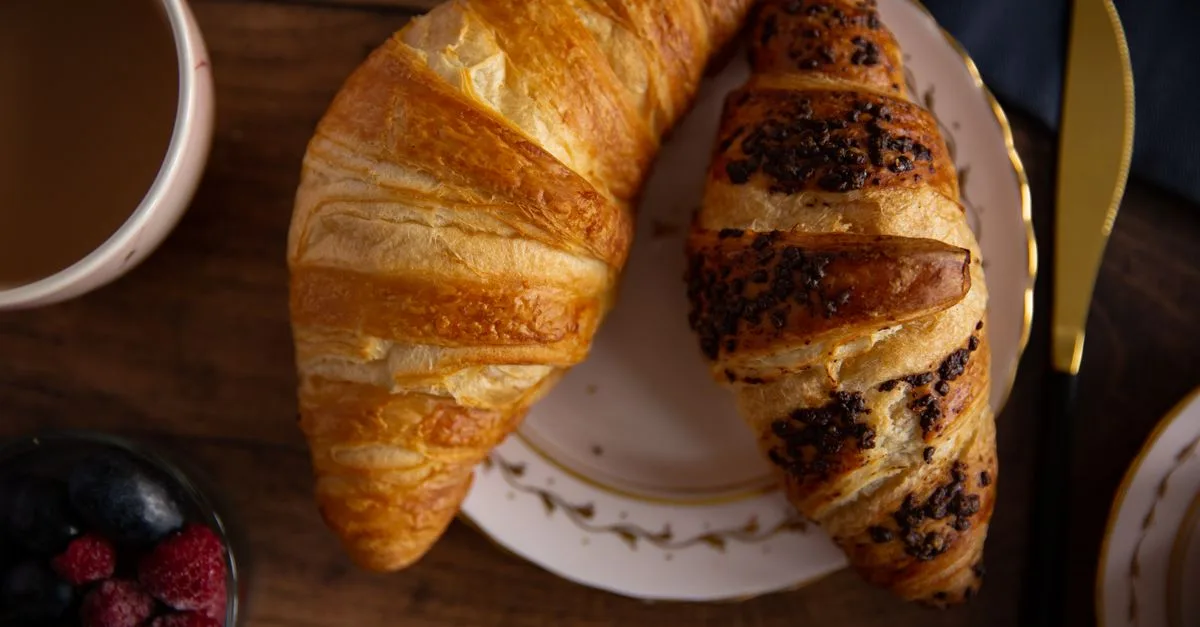 découvrez pourquoi vos croissants au chocolat s’ouvrent pendant la cuisson et comment éviter que la garniture ne s’échappe.