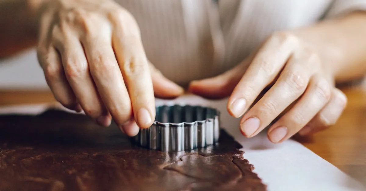 découvrez les astuces pour réussir le craquelé parfait de la pâte à cookie dough et obtenir des biscuits délicieux et croustillants à chaque fournée.