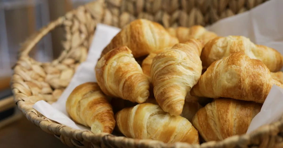 découvrez le processus de fermentation de la pâte à croissant, étape essentielle pour obtenir une texture légère et un goût délicieusement feuilleté.