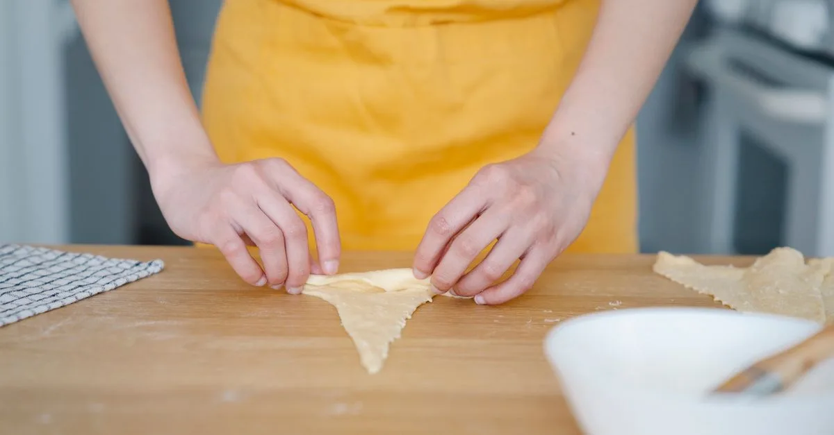 découvrez pourquoi la pâte à croissant se déchire pendant le tourage et comment éviter les accrocs pour obtenir un feuilletage régulier et réussi.