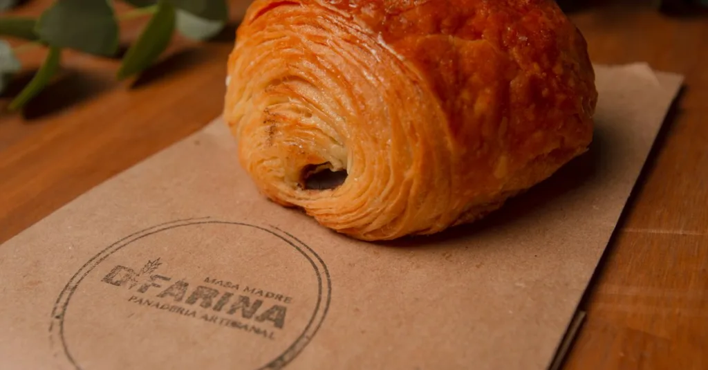 découvrez pourquoi la pâte à croissant se déchire pendant le tourage et comment éviter les déchirures pour obtenir un feuilletage réussi.