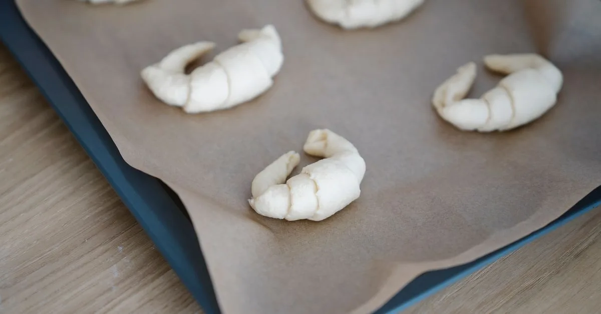 découvrez les tours de la pâte à croissants et apprenez à les réaliser pour obtenir un feuilletage léger, croustillant et régulier.