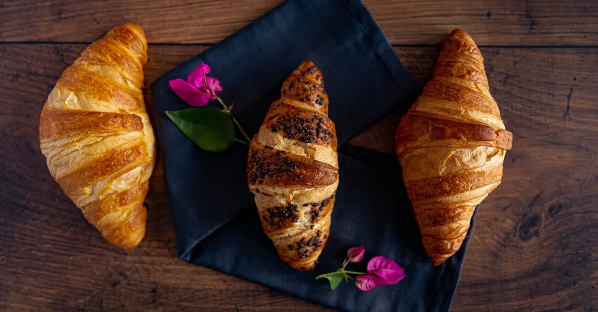 découvrez la texture parfaite du croissant : croustillant à l'extérieur, fondant et léger à l'intérieur, pour un vrai plaisir authentique au petit-déjeuner.