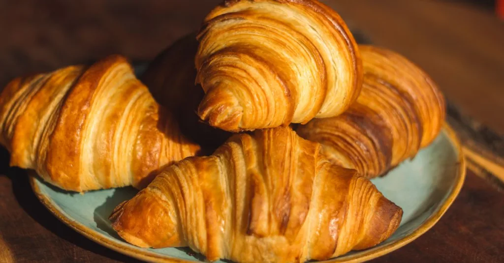 découvrez nos croissants frais et moelleux, parfaits pour un petit-déjeuner gourmand ou une pause café savoureuse.