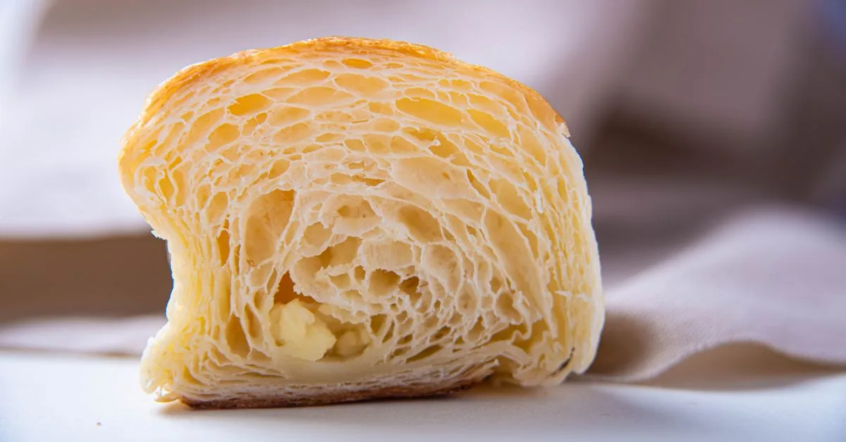 découvrez les différences entre le beurre de tourage et le beurre classique : texture, teneur en matière grasse et usages en pâtisserie.