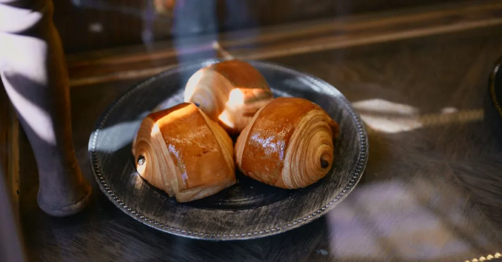 découvrez pourquoi le chocolat s’échappe des pains au chocolat pendant la cuisson et comment éviter les fuites pour obtenir une pâte feuilletée bien dorée.