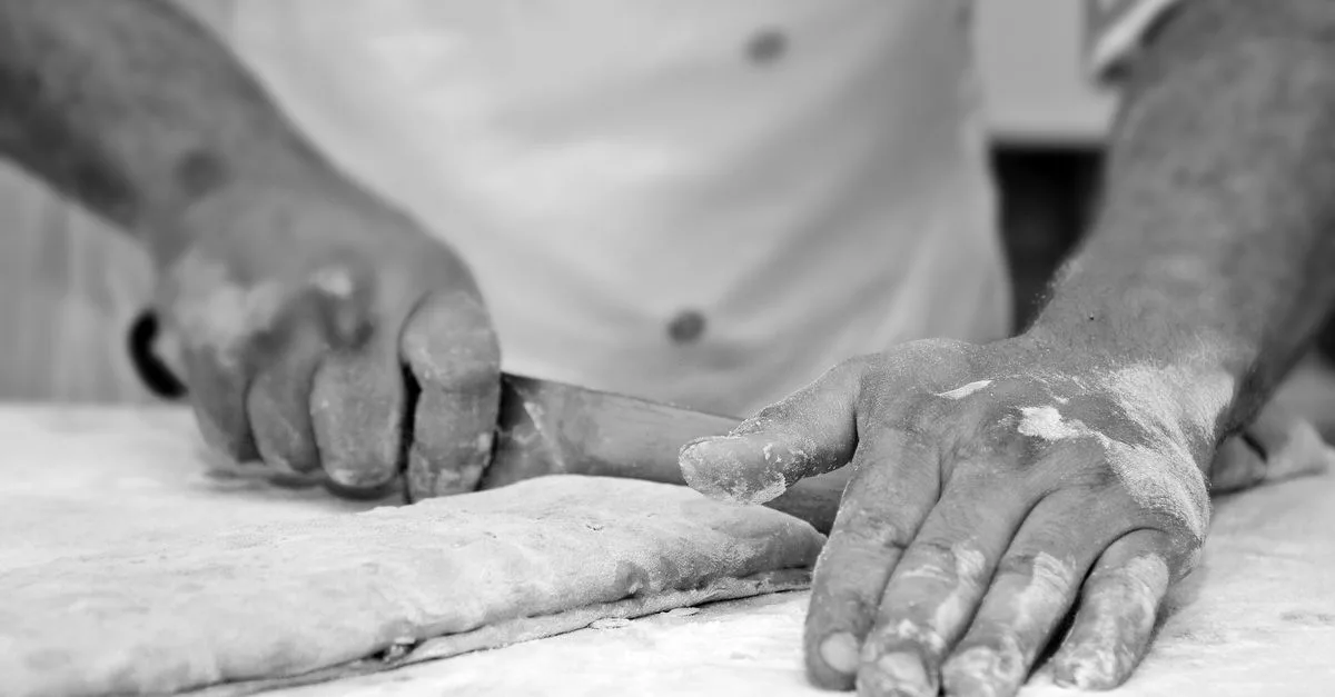 découvrez comment façonner un pain au chocolat maison : les étapes clés pour enrouler la pâte autour du chocolat et obtenir une viennoiserie dorée et feuilletée.