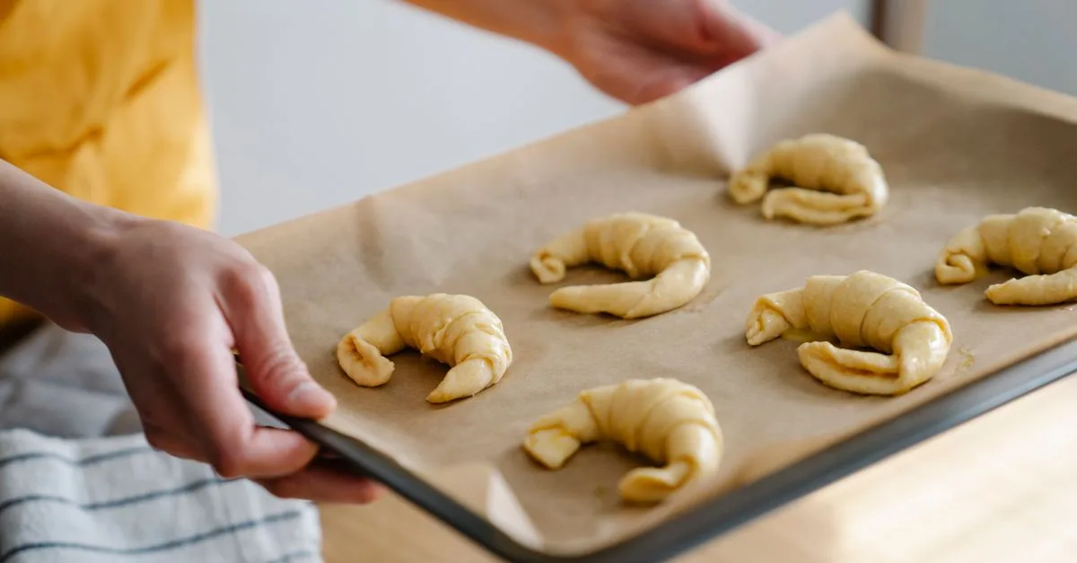 découvrez des astuces simples pour éviter une pâte détrempée et obtenir une pâte feuilletée ou brisée bien croustillante.