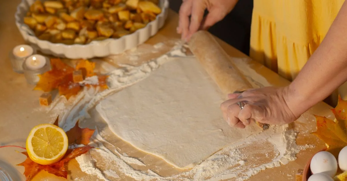 apprenez à étaler la pâte de manière uniforme pour des résultats parfaits à chaque fois, que ce soit pour des tartes, pizzas ou pâtisseries.