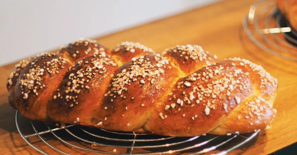 découvrez une recette de brioche moelleuse et légère, à la mie filante et délicatement dorée, idéale pour le petit-déjeuner ou le goûter.