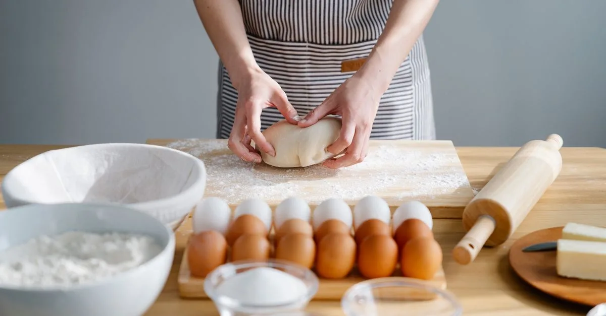 pâte à brioche collante après l’ajout du beurre ? découvrez pourquoi et comment obtenir une pâte souple, lisse et facile à travailler.