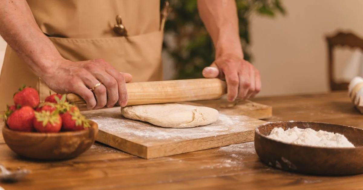 découvrez notre recette de pâte sablée collante, parfaite pour des tartes et biscuits à la texture fondante et craquante.
