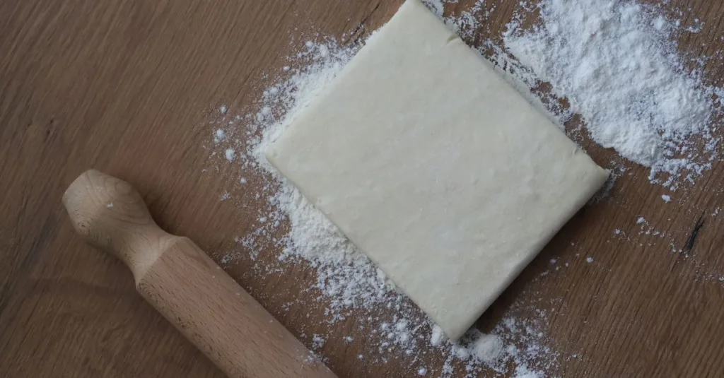 découvrez notre recette facile de pâte brisée collante, parfaite pour toutes vos créations culinaires sucrées ou salées.